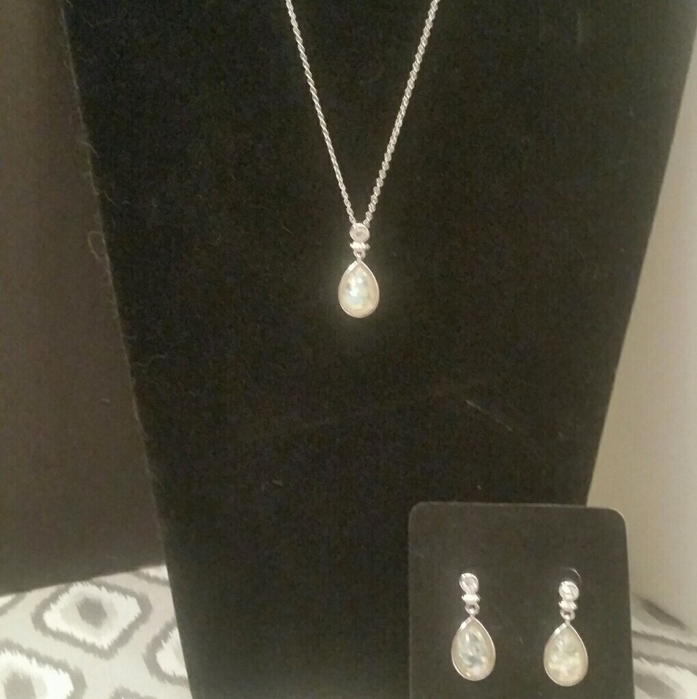 Silver tone chain with faux Opal pendant
